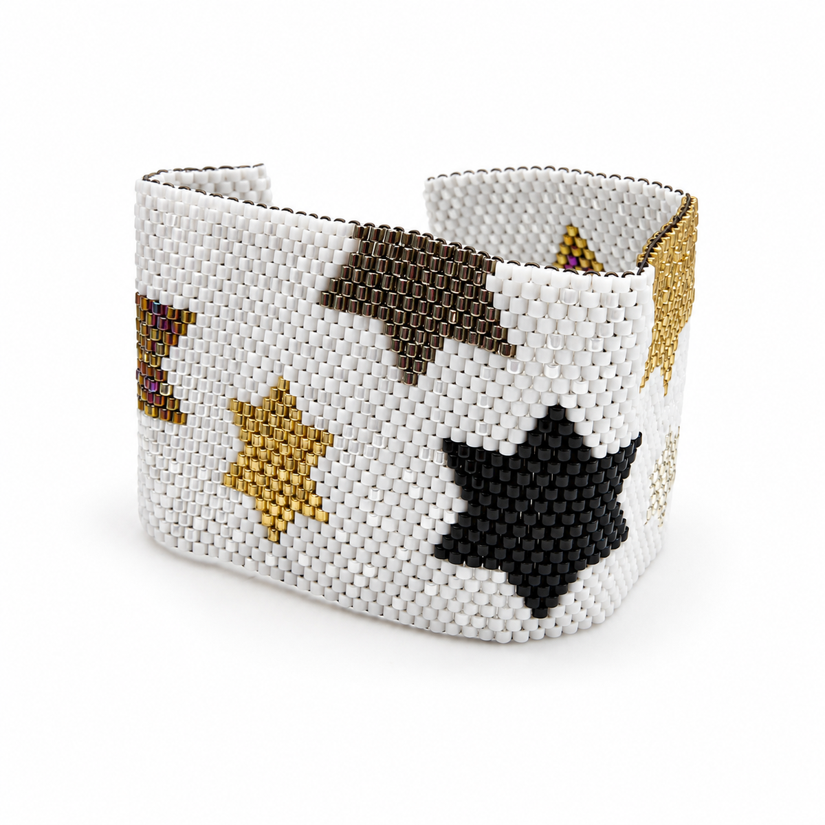 Dailot white beaded bracelet with black, gold-tone, and silver-tone star motifs, centered on a white background.